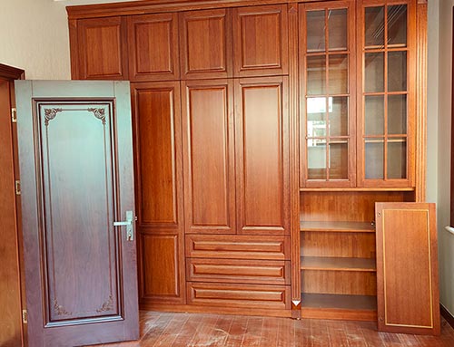 桦川中式家庭装修里定制的实木衣柜效果图